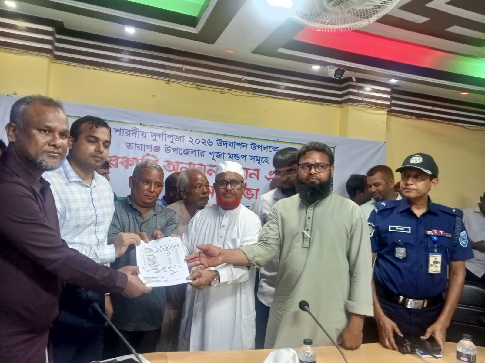 তারাগঞ্জে দুর্গাপূজার অনুদান বিতরণ, নিরাপত্তা নিয়ে মতবিনিময়