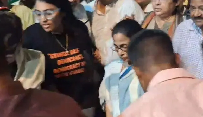 মমতা ব্যানার্জীকে ছুরিকাঘাতের চেষ্টা