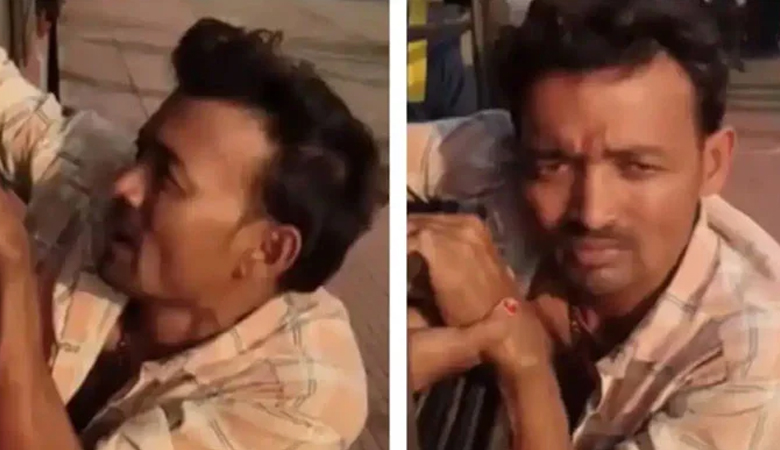 মোবাইল ছিনতাইয়ের চেষ্টায় চলন্ত ট্রেনের জানালায় ঝুললেন চোর
