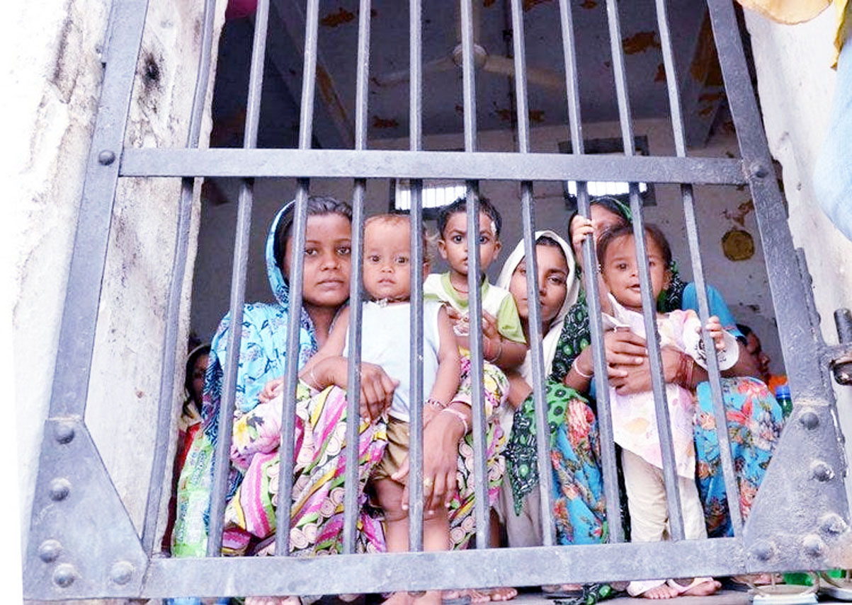 মায়েদের সঙ্গে কারাগারে বন্দি ৩০৩ শিশু