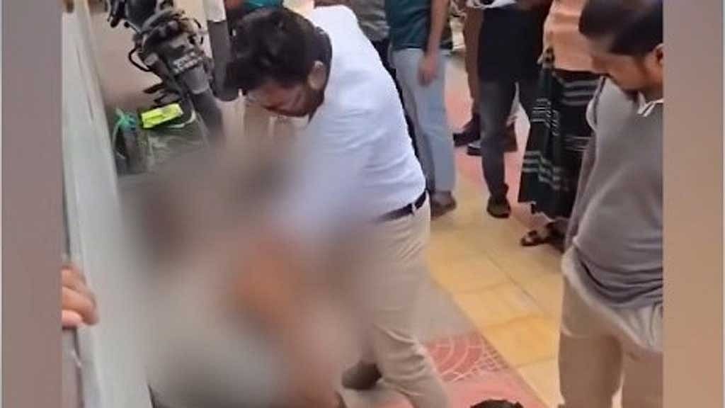 ফুটপাতে মারধরের ঘটনায় দুজনই কারাগারে, পুলিশ সদস্য প্রত্যাহার