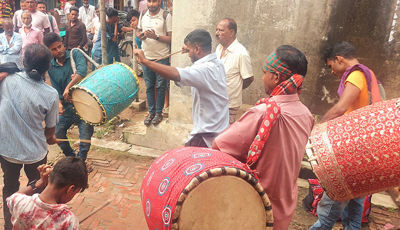 পাঁচশ বছরের ঐতিহ্যবাহী ঢাকের হাটে দুর্গোৎসবের প্রস্তুতি