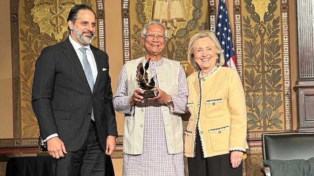 হিলারি ক্লিনটন পুরস্কার পেলেন অধ্যাপক মুহাম্মদ ইউনূস