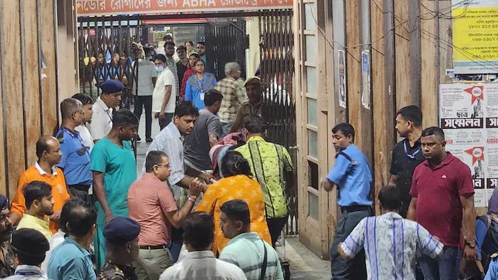 কলকাতার দুর্গাপূজার মণ্ডপে পদদলিত হয়ে ১৭ জনের মৃত্যু