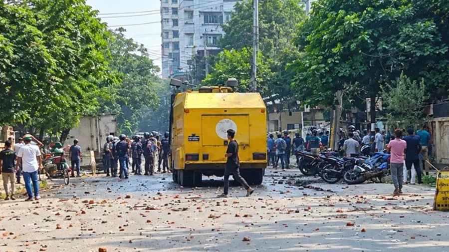 উত্তরায় পোশাক শ্রমিক-পুলিশ সংঘর্ষে আহত অন্তত ৫০, ভাঙচুর