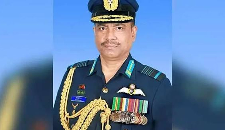 দুর্নীতির মামলায় বিমানবাহিনীর সাবেক প্রধান কাতারে গ্রেফতার