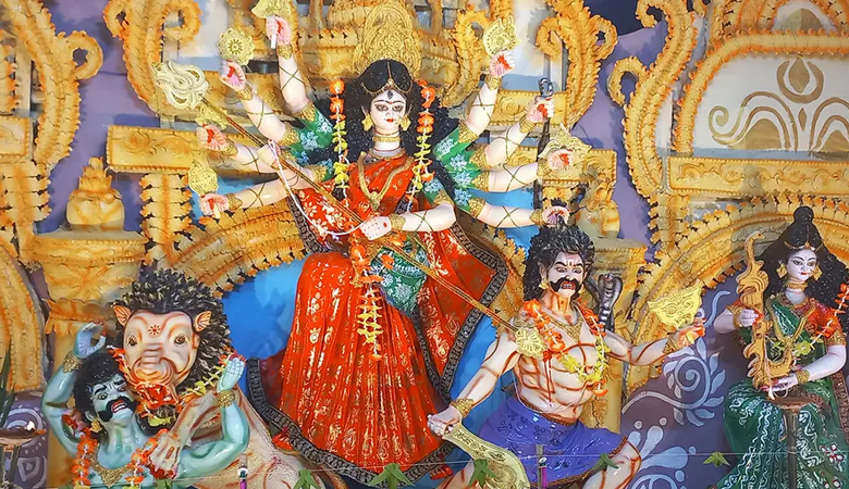 দুর্গামন্দিরে পৌরাণিক কাহিনি, দেওয়ালে মানবতার বার্তা