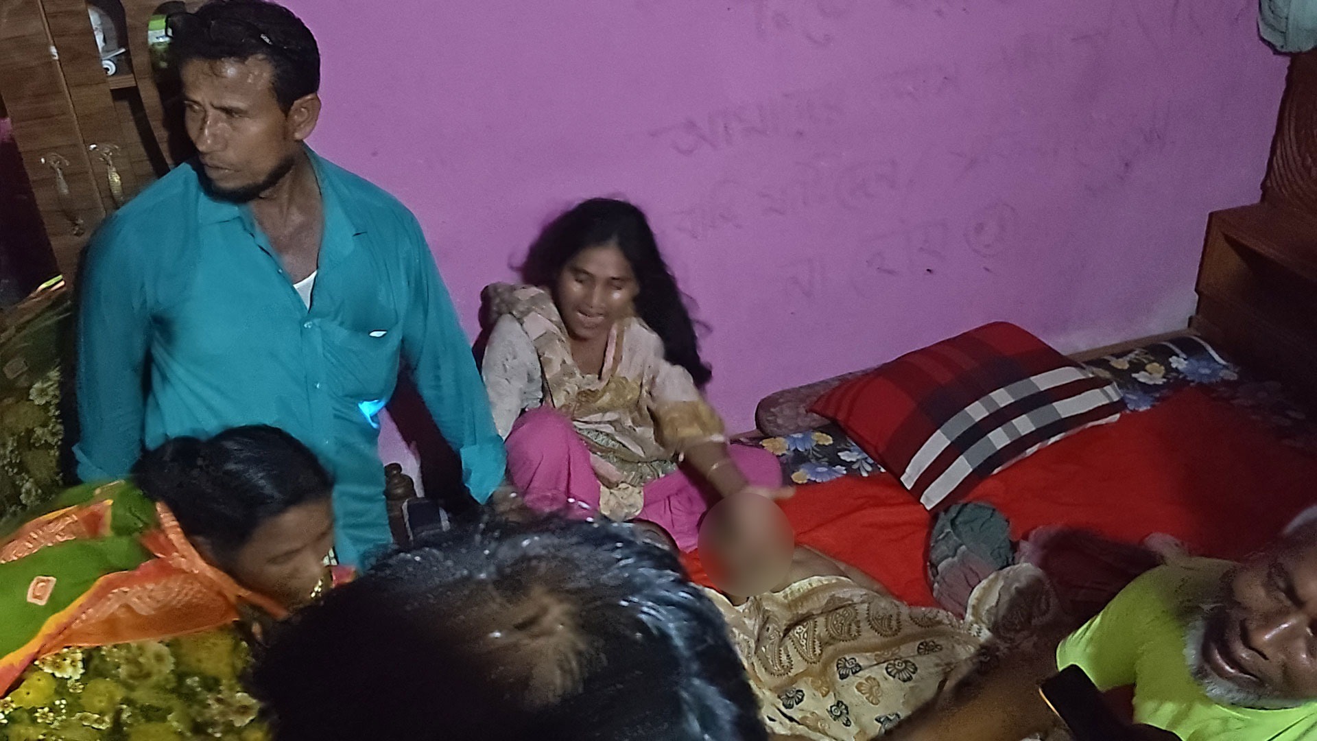 ঘরের দেয়ালে শেষ কথা লিখে মা ও দুই শিশুর মৃত্যু