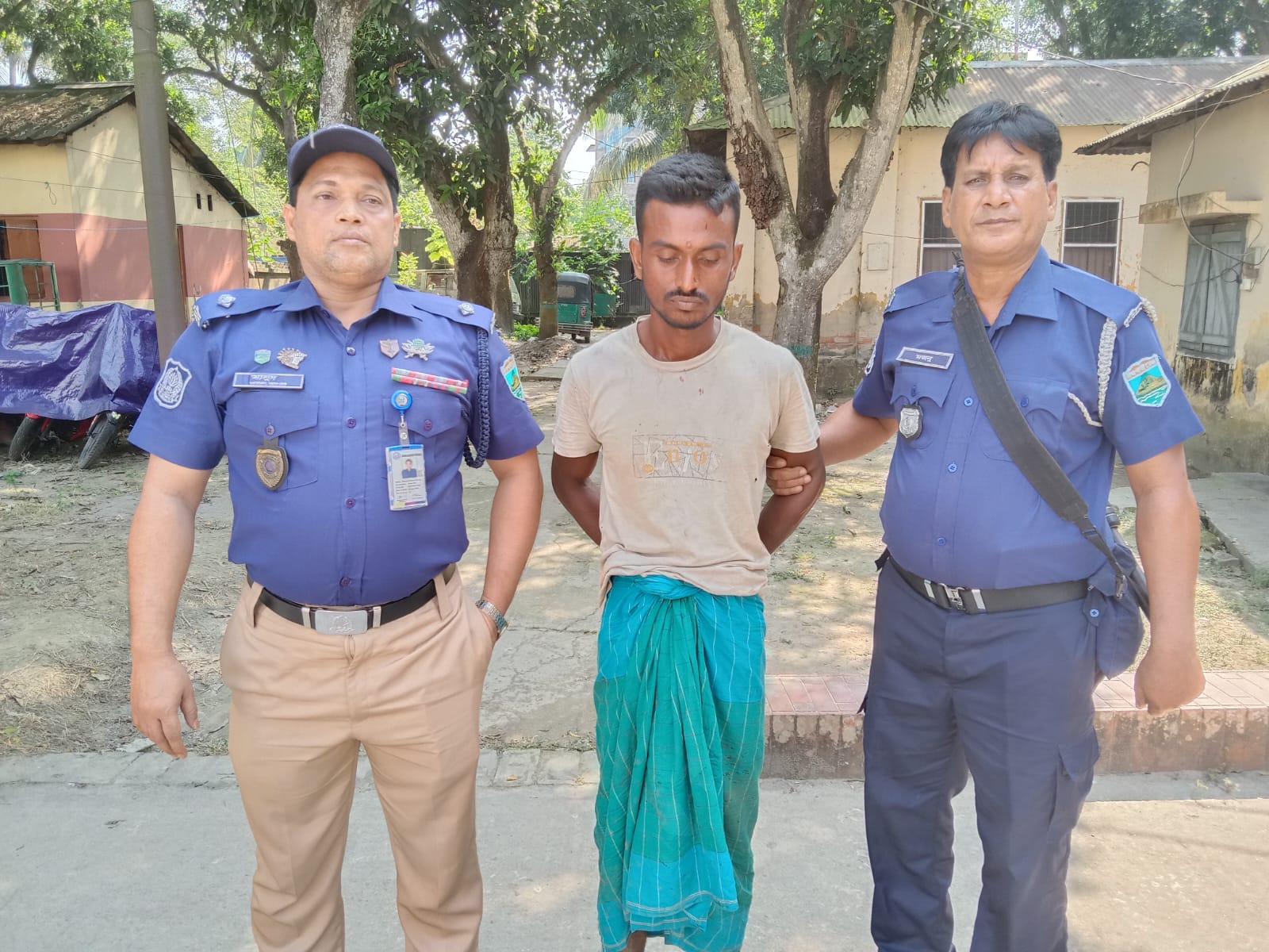 নেশার টাকা না পেয়ে মাকে কাচি দিয়ে গলাকেটে হত্যা