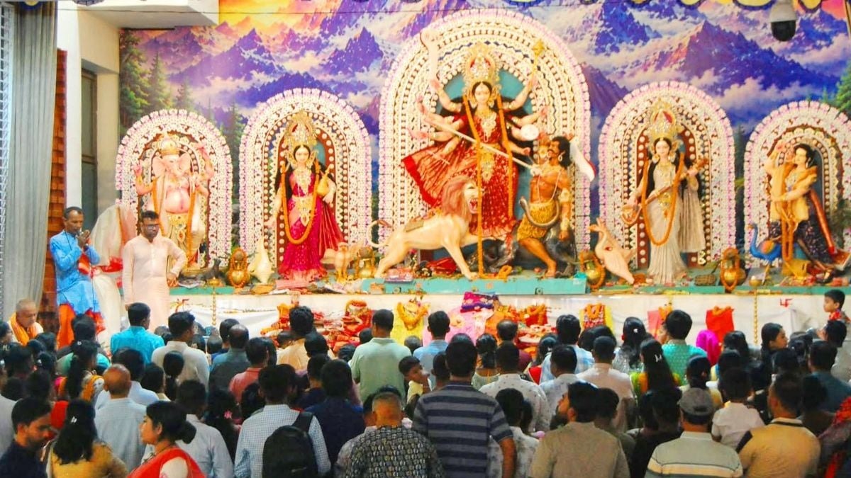 বিসর্জনের সুরে বিদায়বেলা, বিষাদে ভারী পূজামণ্ডপ