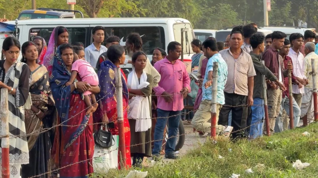 হিলি সীমান্তে দর্শনার্থীর ঢল, কাঁটাতারের ওপারে স্বজনদের জন্য আক্ষেপ