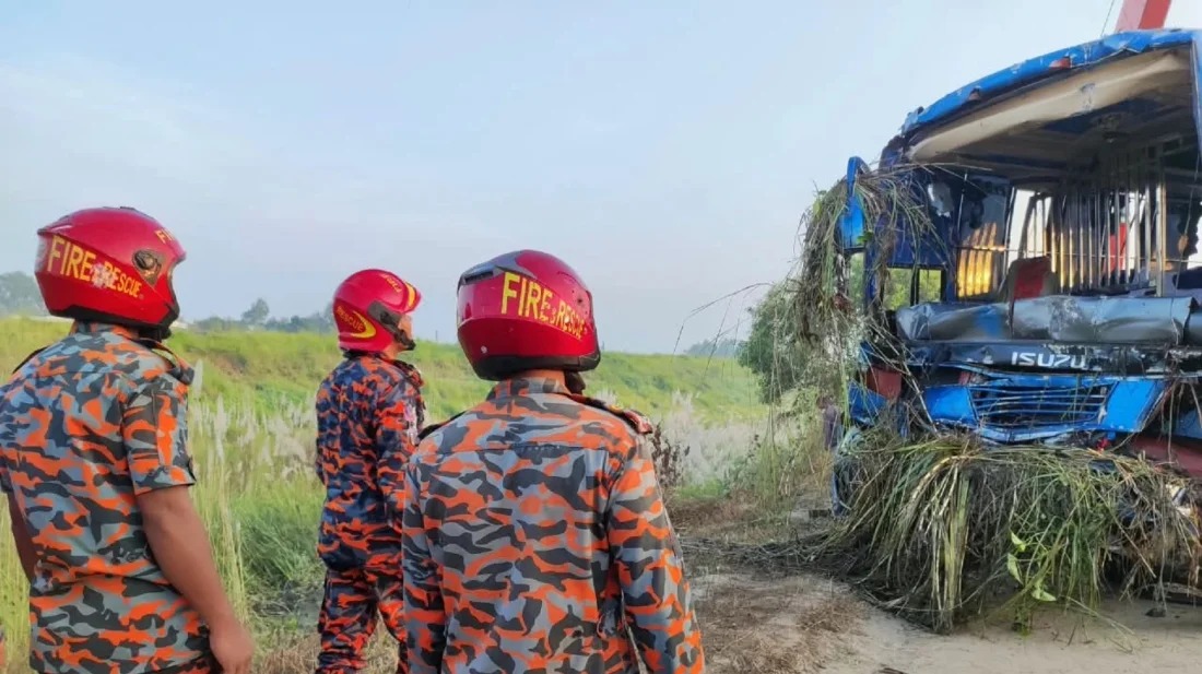 ওভারটেক করতে গিয়ে খাদে বাস, নিহত তিন, আহত ১৬