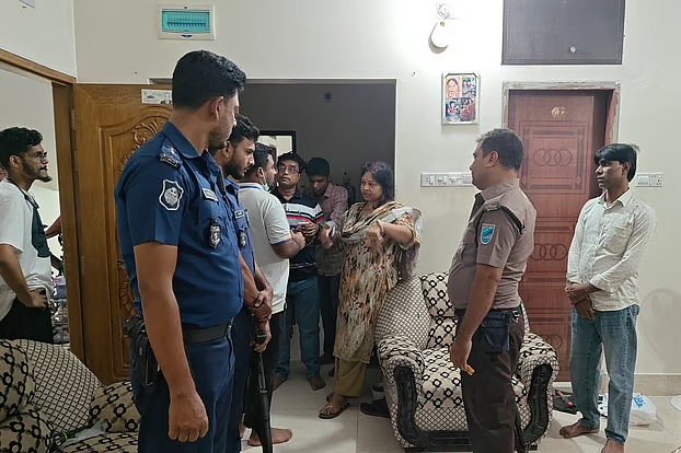 পূজার ছুটিতে বাসা ফাঁকা পেয়ে ৫০ লাখ টাকা ও ৮ ভরি স্বর্ণালংকার চুরি