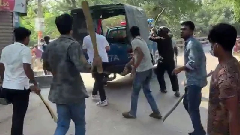 গোপালগঞ্জে ছাত্রলীগ-যুবলীগের মিছিল থেকে পুলিশের ওপর হামলা, গাড়ি ভাঙচুর