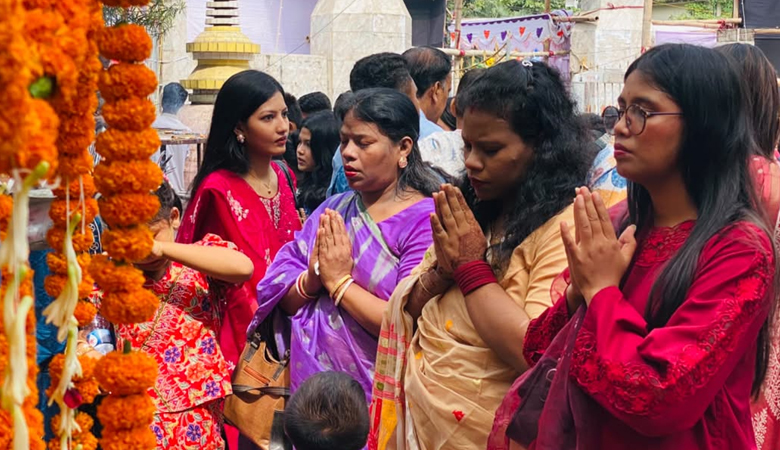 প্রবারণা পূর্ণিমায় চট্টগ্রামে ভক্তদের ঢল, সন্ধ্যায় ফানুস উৎসব