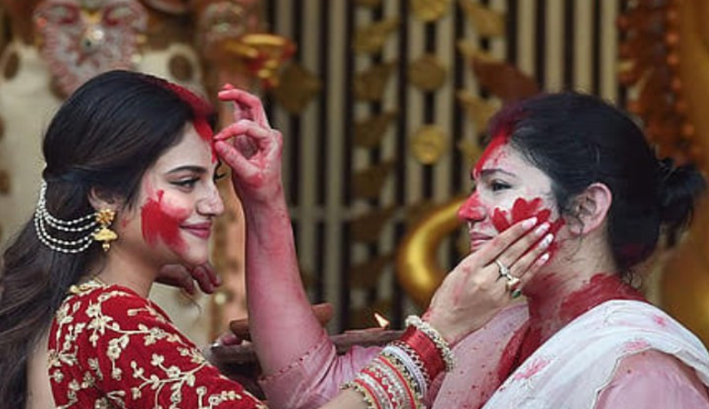 মুসলিম জাতির কলঙ্ক বলে কটাক্ষ, নুসরাতের কড়া জবাব