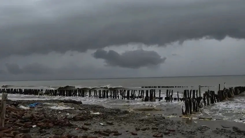 ঘূর্ণিঝড়ের প্রভাবে পশ্চিমবঙ্গে টানা বৃষ্টি, জনজীবন বিপর্যস্ত
