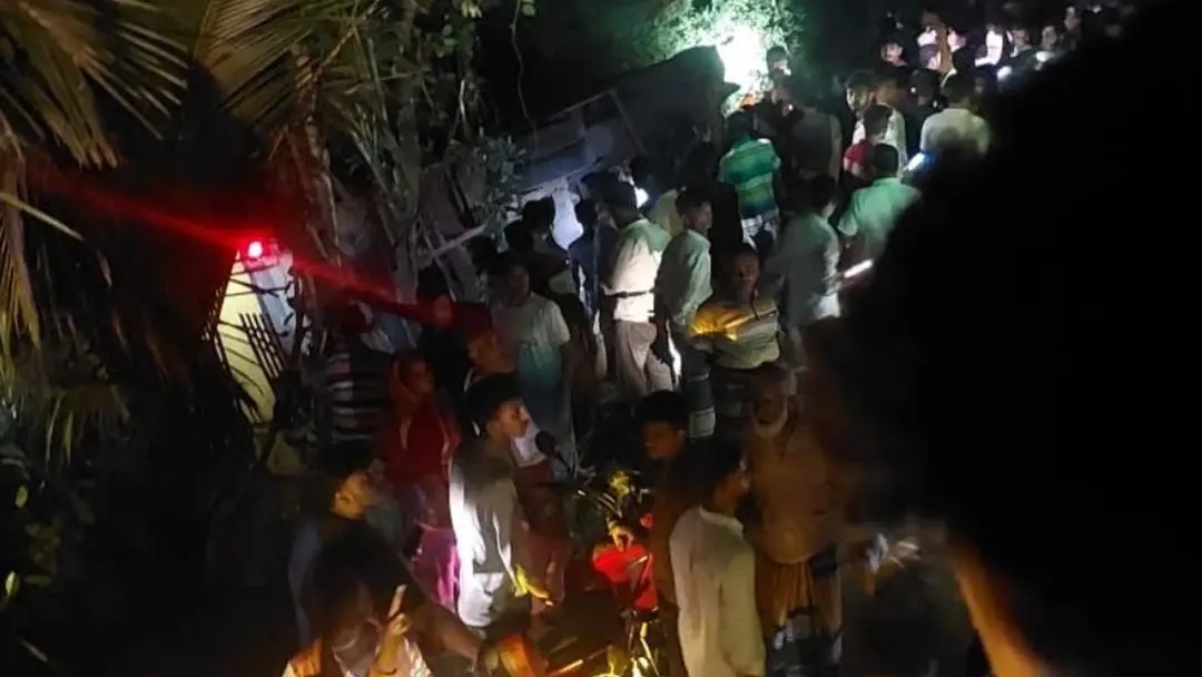 লংমার্চফেরত বাস খাদে, সাতক্ষীরায় নিহত বৃদ্ধ, আহত অর্ধশতাধিক